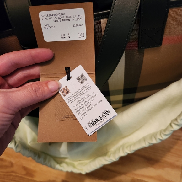 Classic Burberry Tote Bag in Beige and Black - Picture 3 of 9